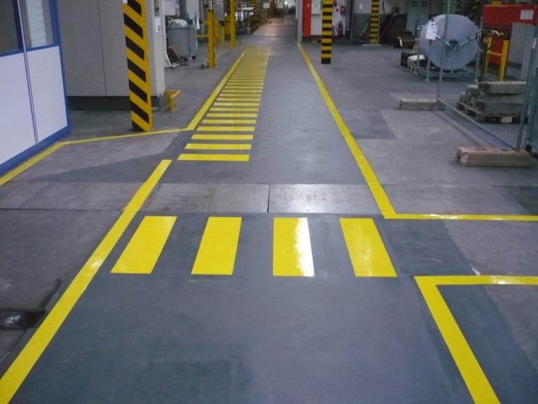 gelbe und schwarze Bodenmarkierungen auf einer Straße