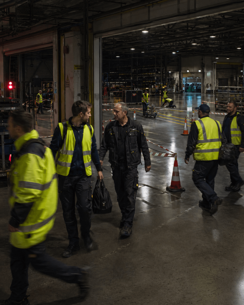 Bodenmarkierungen ohne Produktionsstopp · Markierungen im Betrieb umsetzen