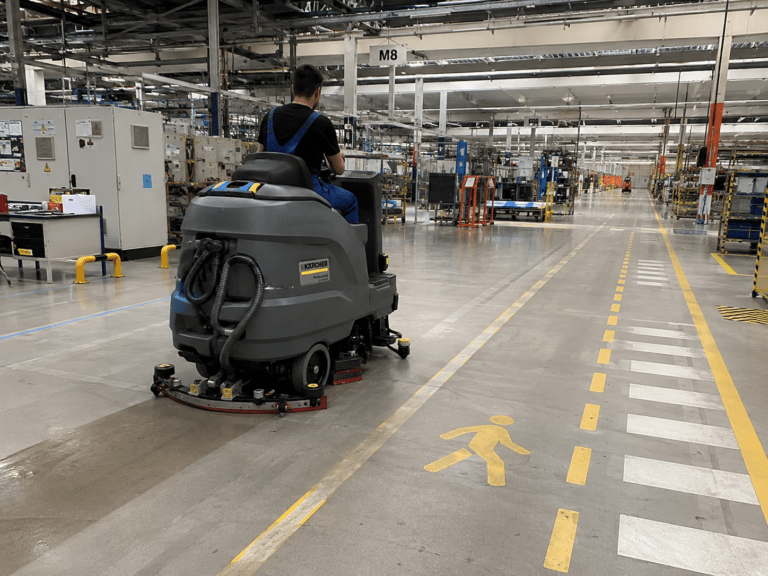 Reinigung von Bodenmarkierungen mit einer Reinigungsmaschine zur Pflege von Bodenmarkierungen