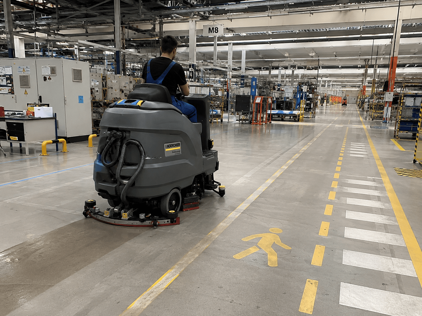 Reinigung von Bodenmarkierungen mit einer Reinigungsmaschine zur Pflege von Bodenmarkierungen