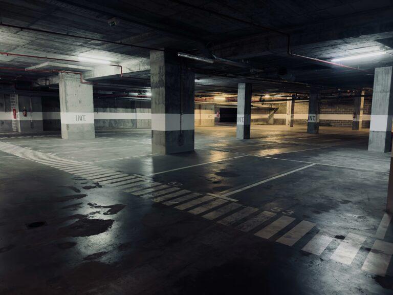Parkplatz Bodenmarkierungen in einem dunklen Parkhaus