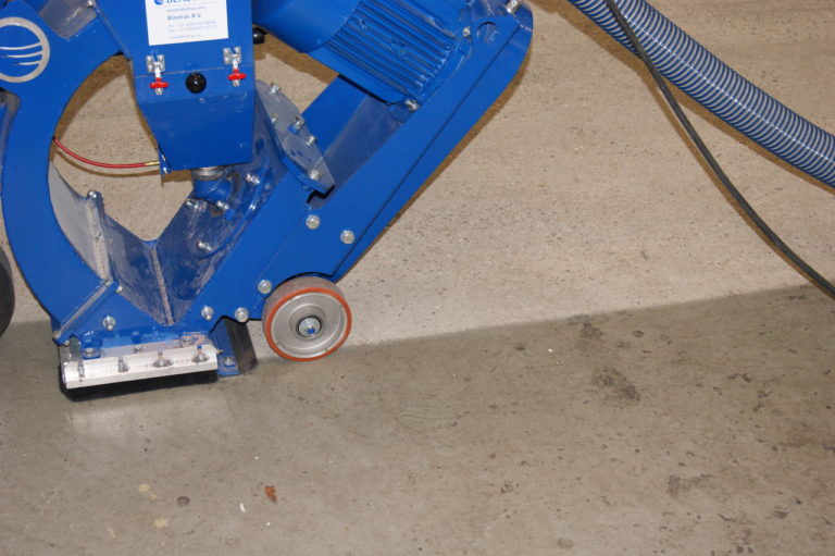 Eine blaue Maschine mit Rädern demarkiert die Fahrbahn