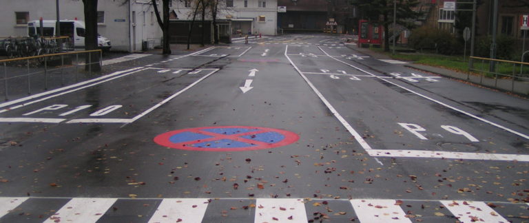 eine Straße mit einem Parkverbotsschild auf den Boden markiert