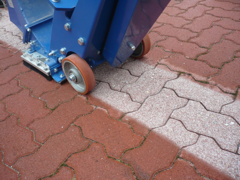 Eine blaue Bodenmarkierungsmaschine