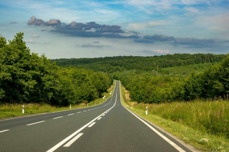 Straßenmarkierung auf einer Straße entlang von Feldern