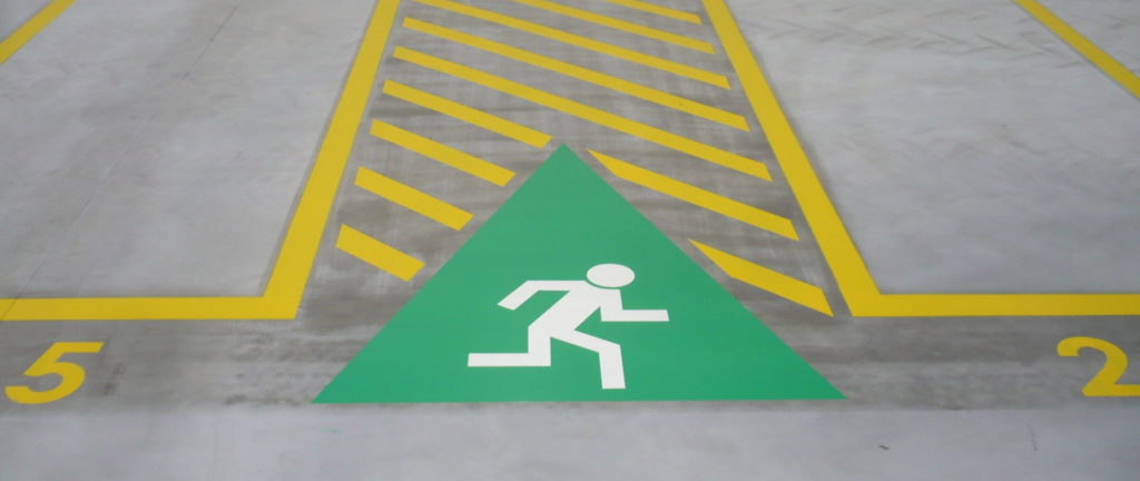 ein grünes und gelbes Schild an der Straße
